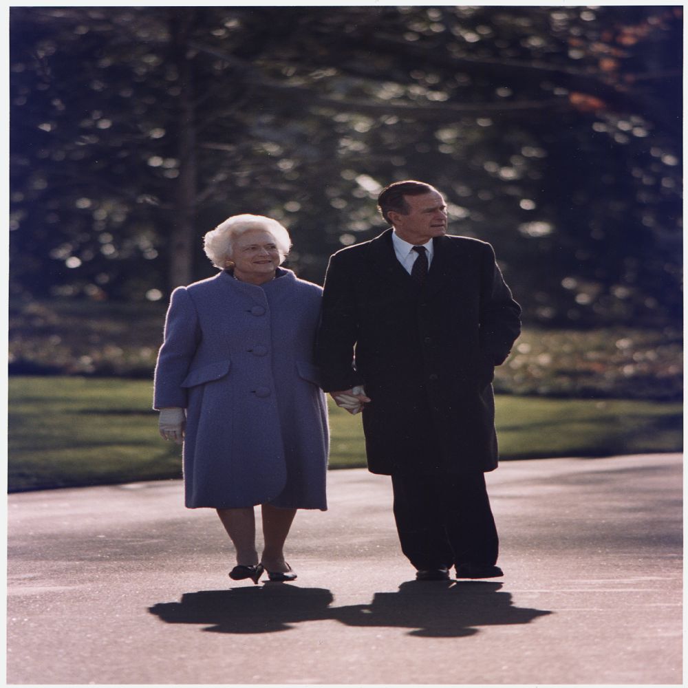 President and Mrs. Bush take a last walk around the White House Grounds